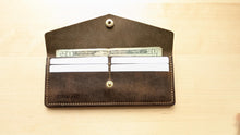 Load image into Gallery viewer, Crazyhorse Pull up leather Snap Wallet
